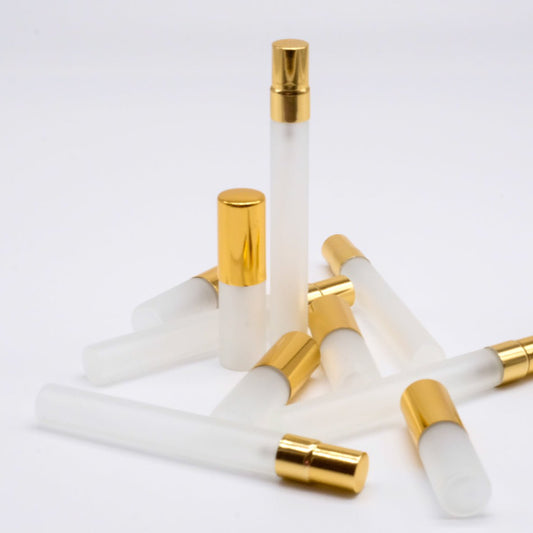 Le verre givré protège légèrement le contenu de la lumière tout en gardant un visuel chic et épuré. Le bouchon doré ajoute une finition élégante à vos produits, idéale pour les offrir, les vendre ou simplement les apprécier au quotidien. Chaque bouteille est dotée d’un embout pulvérisateur fin et efficace.