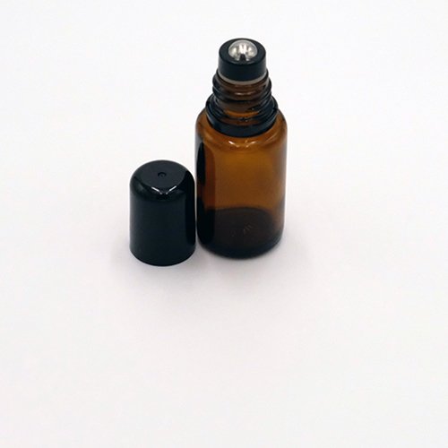 Bouchon noir avec rouleau en acier inoxydable, adapté aux bouteilles d'huiles essentielles de 15 ml, assurant une application en douceur.