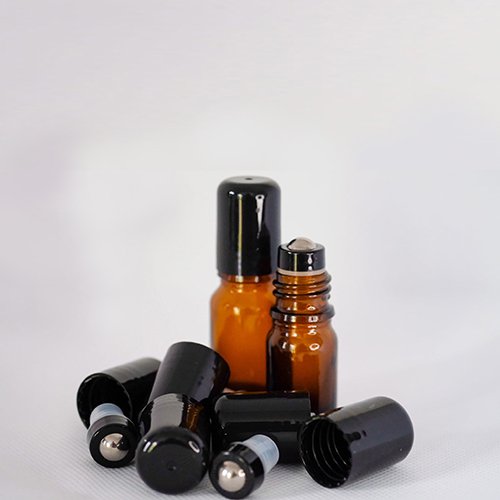 Bouchon noir avec rouleau en acier inoxydable, compatible avec les bouteilles d'huiles essentielles de 5 ml, 15 ml et 30 ml.