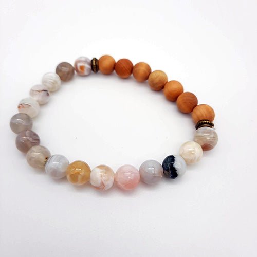 Détail du bracelet diffuseur d'huiles essentielles en pierre volcanique et perles de bois,  facilitant l'application de vos huiles essentielles préférées.